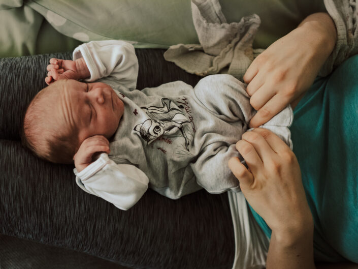 Frischgeborenes Baby bei Wochenbett Fotobesuch