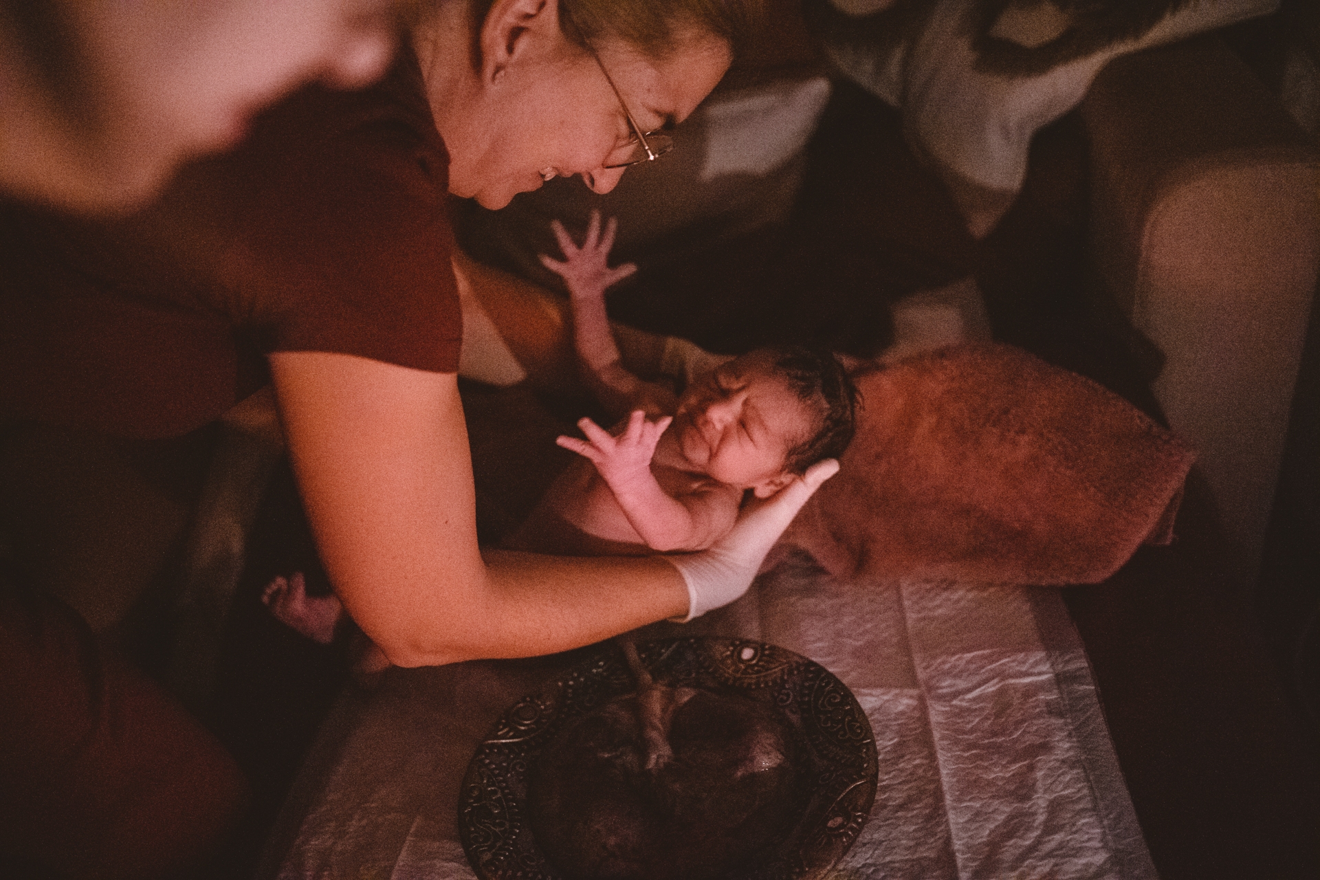Frischgeboren. Wundervolles neues Leben. Dokumentarische Fotografie. Geburtsfotografie. Plazenta. Hebammenarbeit