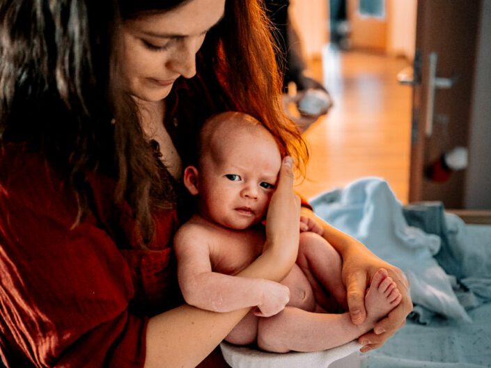 Neugeborenes Baby wird über windelfrei Töpfchen abgehalten im Wochenbett