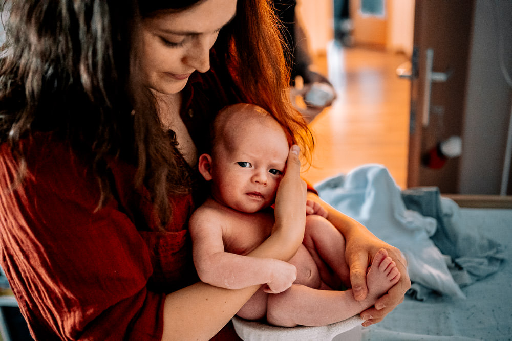 Neugeborenes Baby wird über windelfrei Töpfchen abgehalten im Wochenbett
