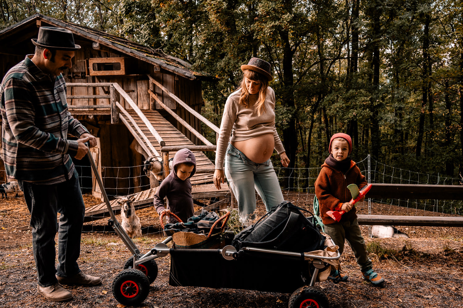 Familie mit Kindern bei Schwangerschaftsshooting