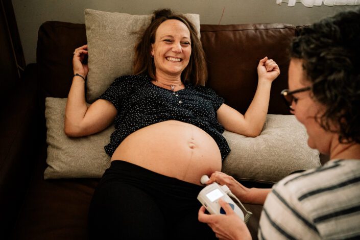 Schwangere jubelt bei Hausbesuch von Hebamme