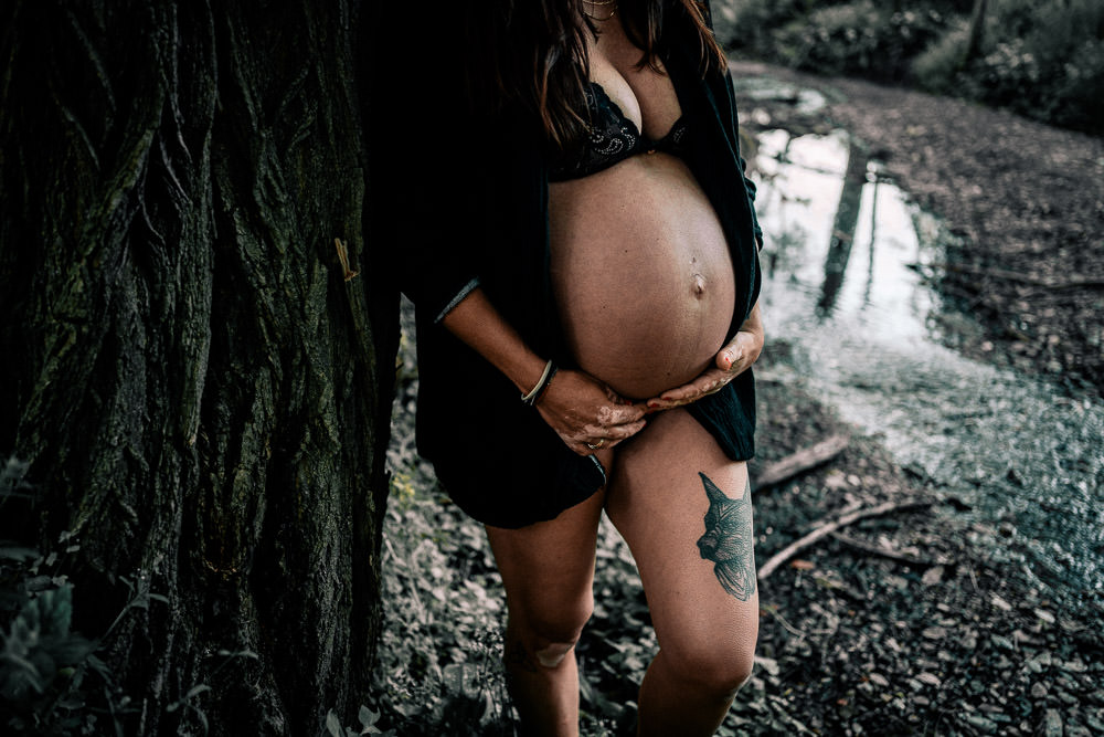 Schwangere in Unterwäsche und Hemd an einem kleinen Bach – sinnliches Babybauchfoto