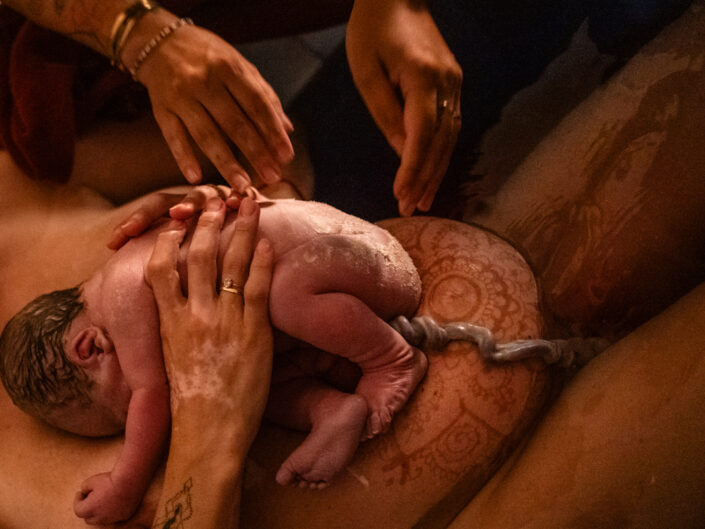 Frisch Geboren Haut auf Haut Geburtsfoto zeigt wundervolle details