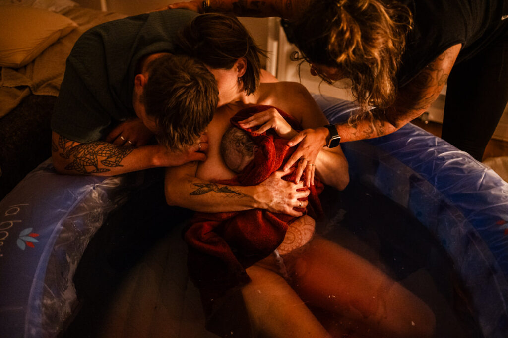 Geburtsfoto zeigt allererstes Kennenlernen im Pool