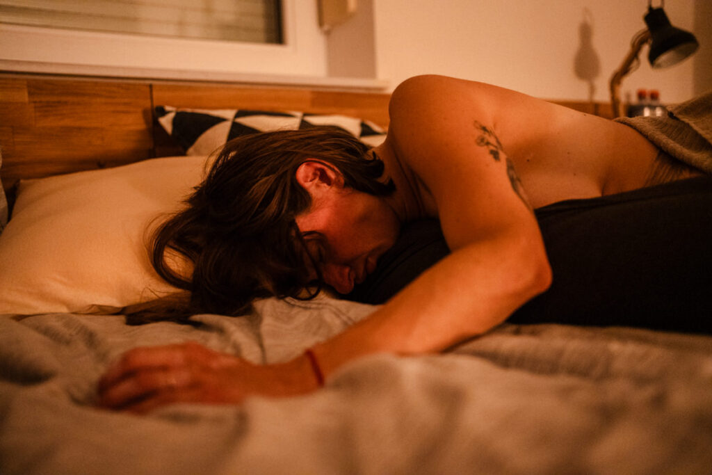 Wehen verarbeitet die Mutter bei Hausgeburt im Bett