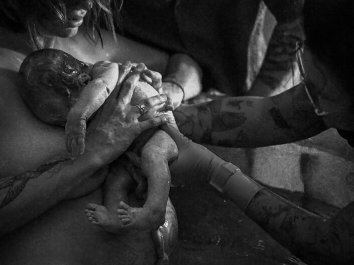 Erster Atemzug nach Geburt dokumentiert durch Geburtsfotografin