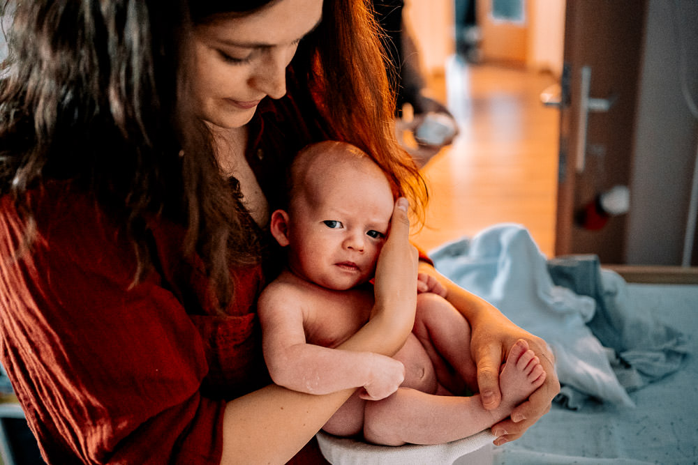 Fotobesuch im Wochenbett 7 Neugeborenes Baby wird über windelfrei Töpfchen abgehalten im Wochenbett