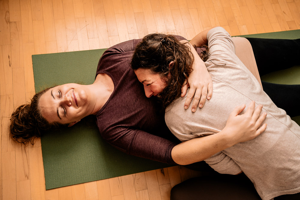 Businessfoto Reportage für Doula die Kundin beim Schwangerschaftsyoga umarmt