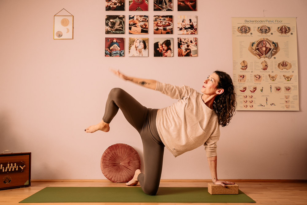 Businessreportage Doula zeigt Yogaübung für Schwangere