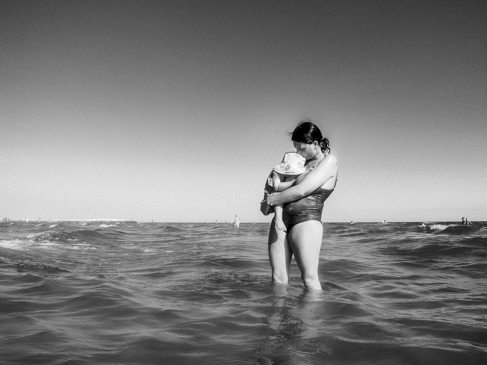 Warum Dokumentarische Familienfotografie so wichtig ist 2 Bilder von Mutterschaft innig und authentisch
