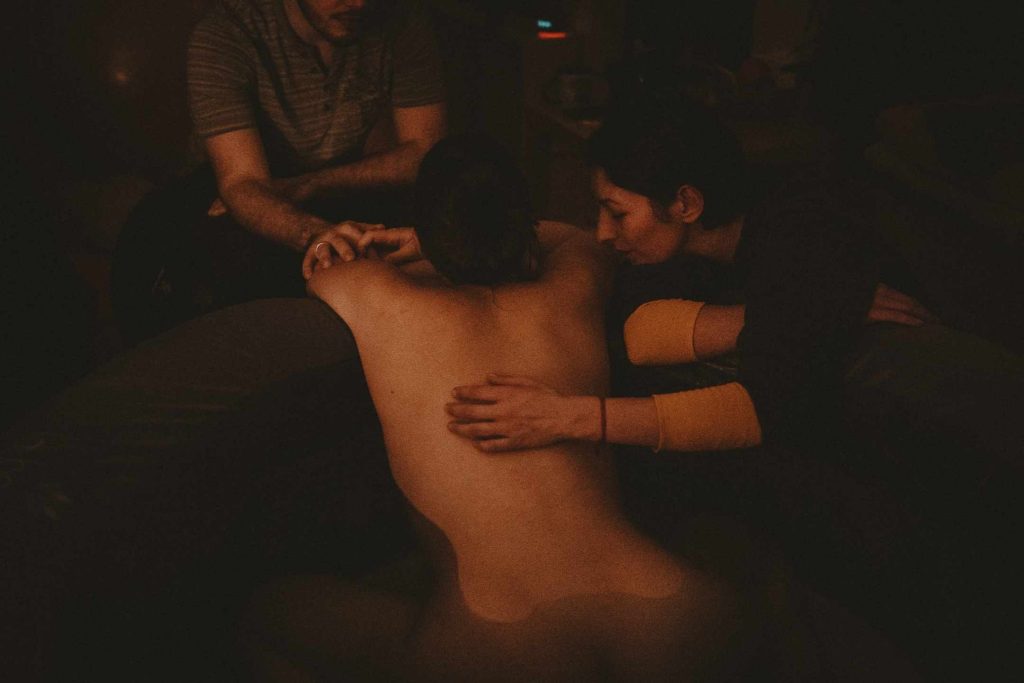 Geburt kann man nicht planen oder doch? 1 Doula streichelt Mutter bei Geburt