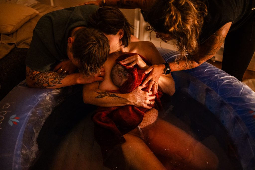 7 Geburtsfoto zeigt allererstes Kennenlernen im Pool