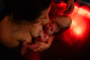 Baby frisch Geboren Geburtsfoto im Geburtspool zuhause