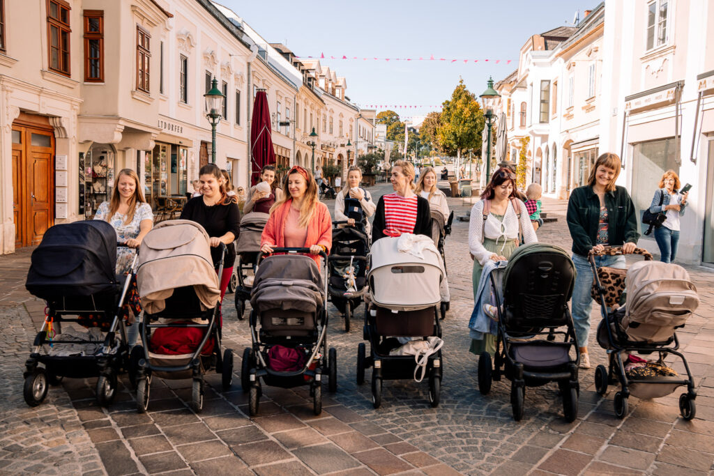 Mütter mit Kinderwägen bei Stillaktion in der FUZO Eisenstadt