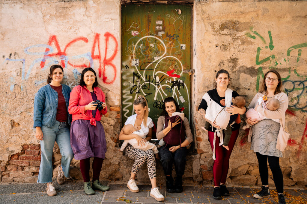 Fotografin Christiane Raffeiner mit Müttern bei Stillaktion in Eisenstadt
